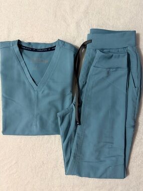 Fabletics scrubs set in color Wave